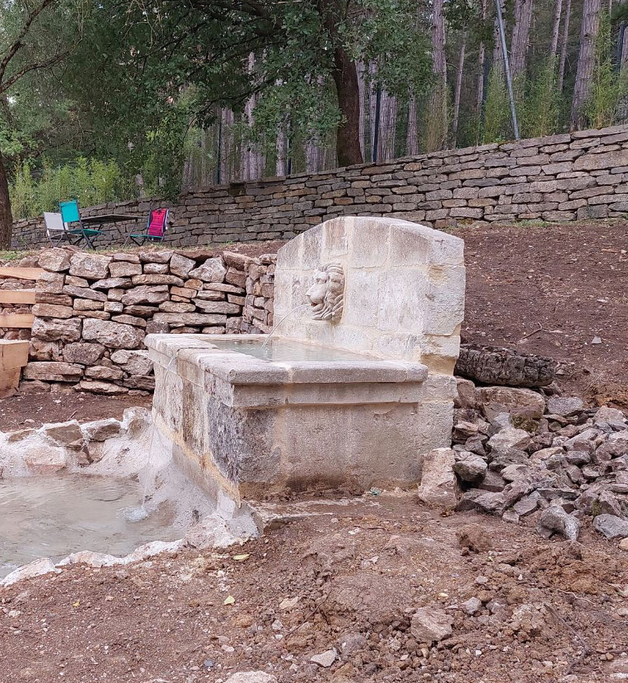 Fontaine | La Pierre D'Angle | Gard | Ardèche